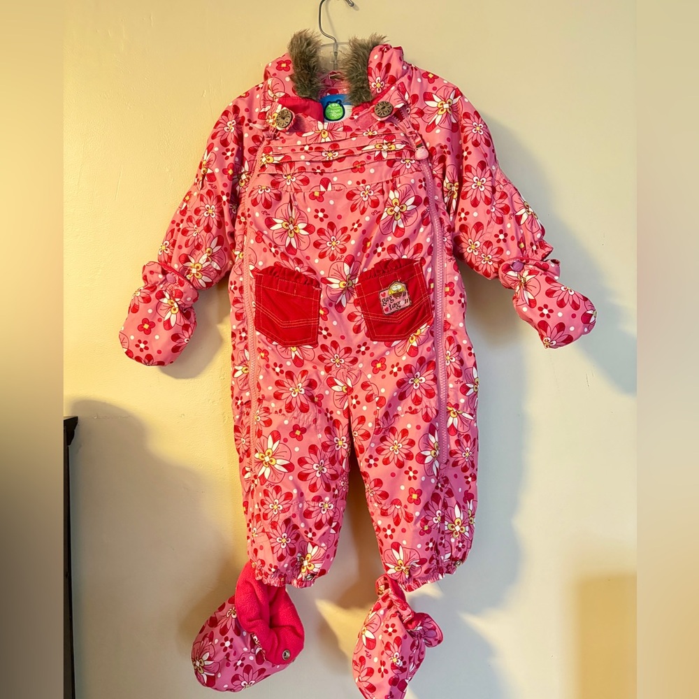 Gagu Tagu snowsuit, detachable mittens/booties. Double zip. Hood. 6 months.